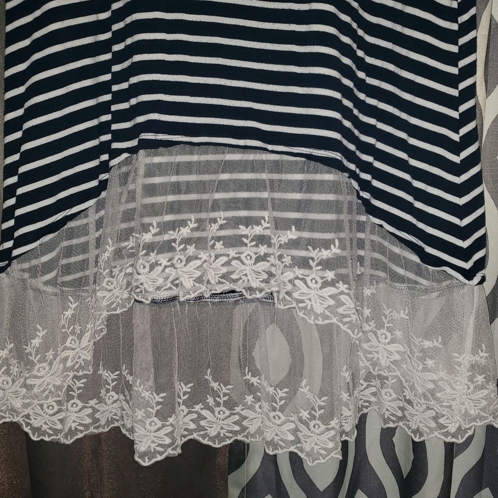 EUC 🤍 Navy & White Top - Picture 2 of 4